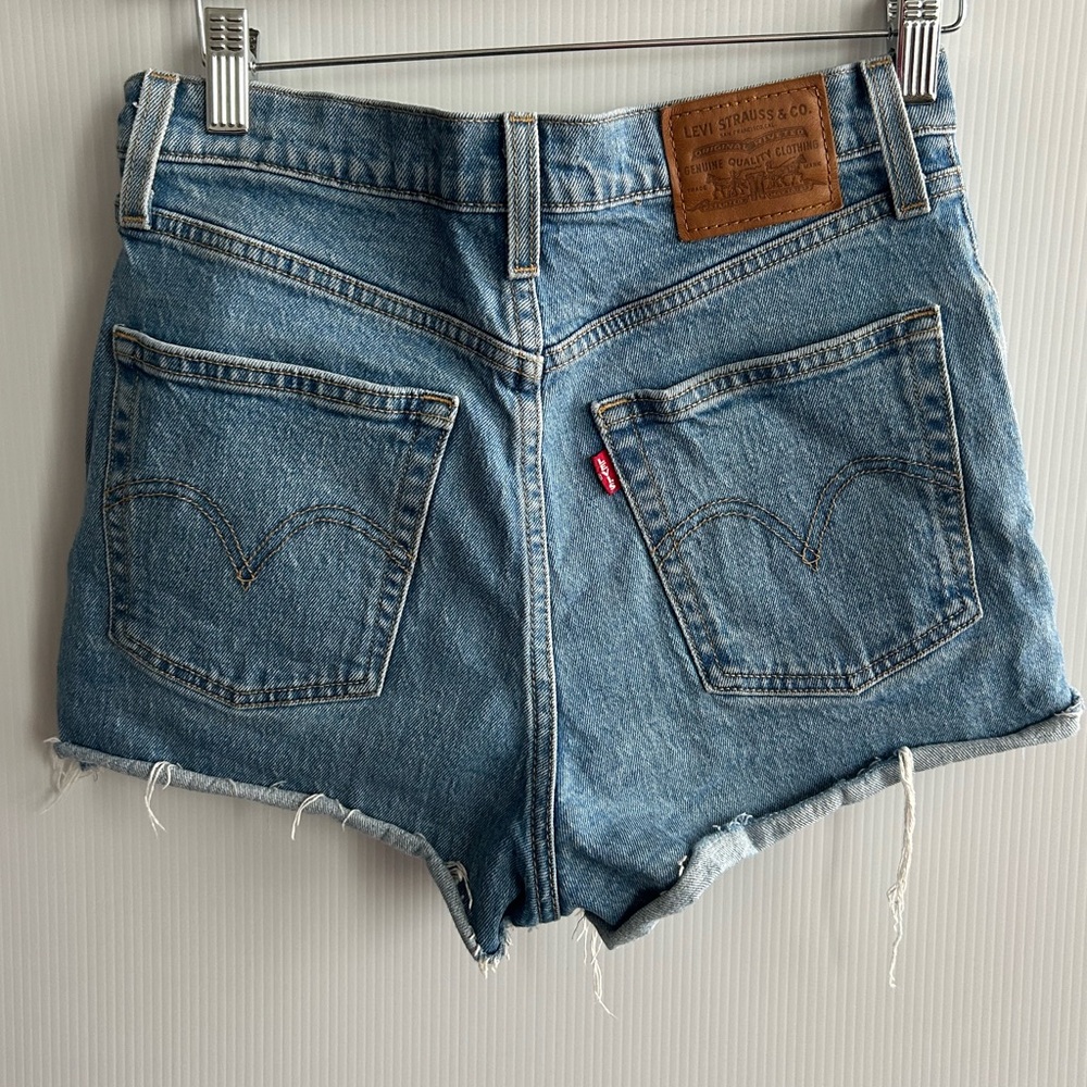 28 LEVI’S Ribcage Shorts - Picture 5 of 7